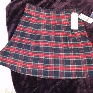 Argyle skirt with a cute side zipper. Never worn